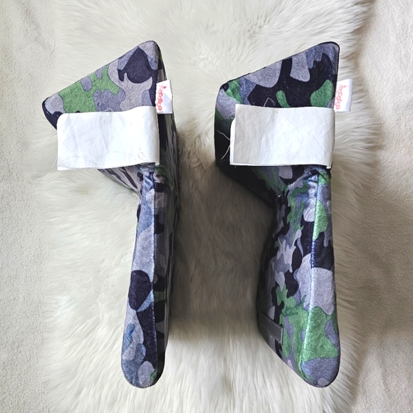 2 iScream Plush Folding Tablet & Laptop Stand with Keyboard Shelf Pillows - Picture 3 of 10